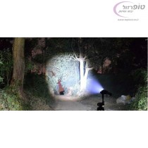 פנס לד עצמתי  - 2000 לומן (lumens), גוף אלומינים , עדשה למיקוד ופיזור האור. כולל 3 סוללות תואמות במתנה