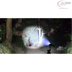 פנס לד עצמתי  - 2000 לומן (lumens), גוף אלומינים , עדשה למיקוד ופיזור האור. כולל 3 סוללות תואמות במתנה